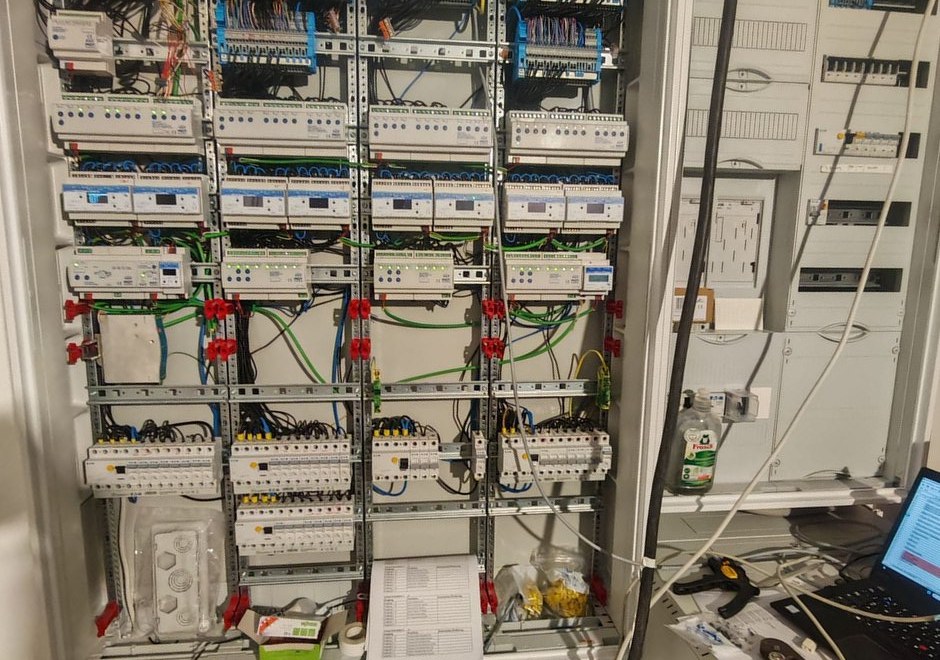 Verteilerschrank während der Verkabelung
