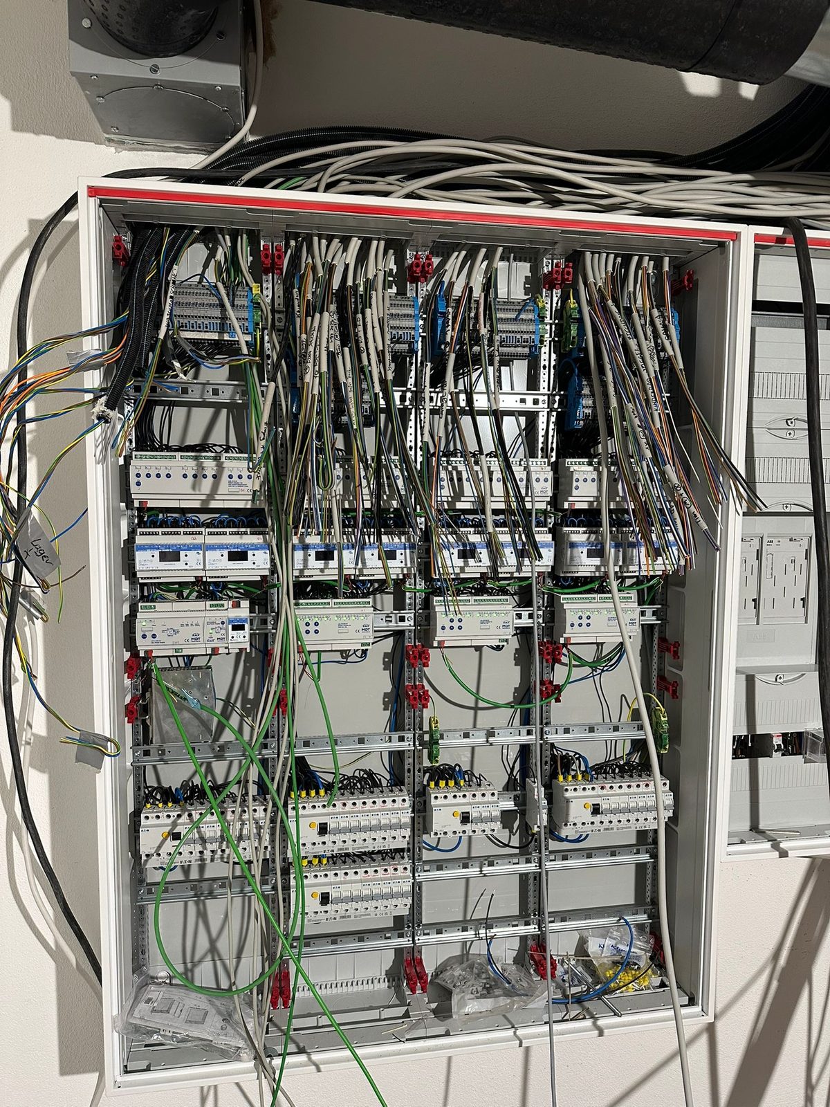 Verteilerschrank vor der Fertigstellung
